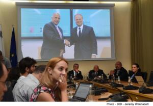Il-ġurnalisti jsewgu l-iffirmar tal-ftehim f'Malta flimkien mal-Ministru tax-Xogħol